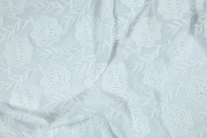 Baumwoll Stretch Stoff Florale Stickerei Weiß – elastisch und angenehm für vielfältige Projekte