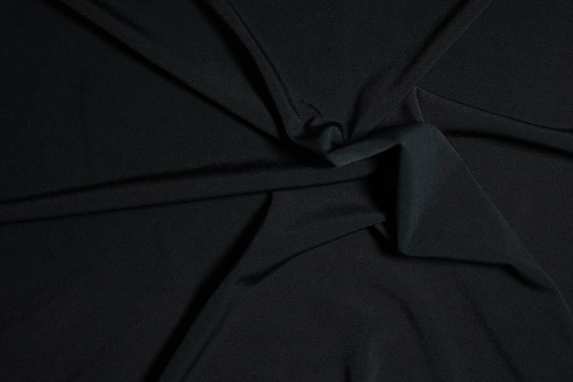 Klassischer Jerseystoff in tiefem Schwarz, spiralförmig drapiert