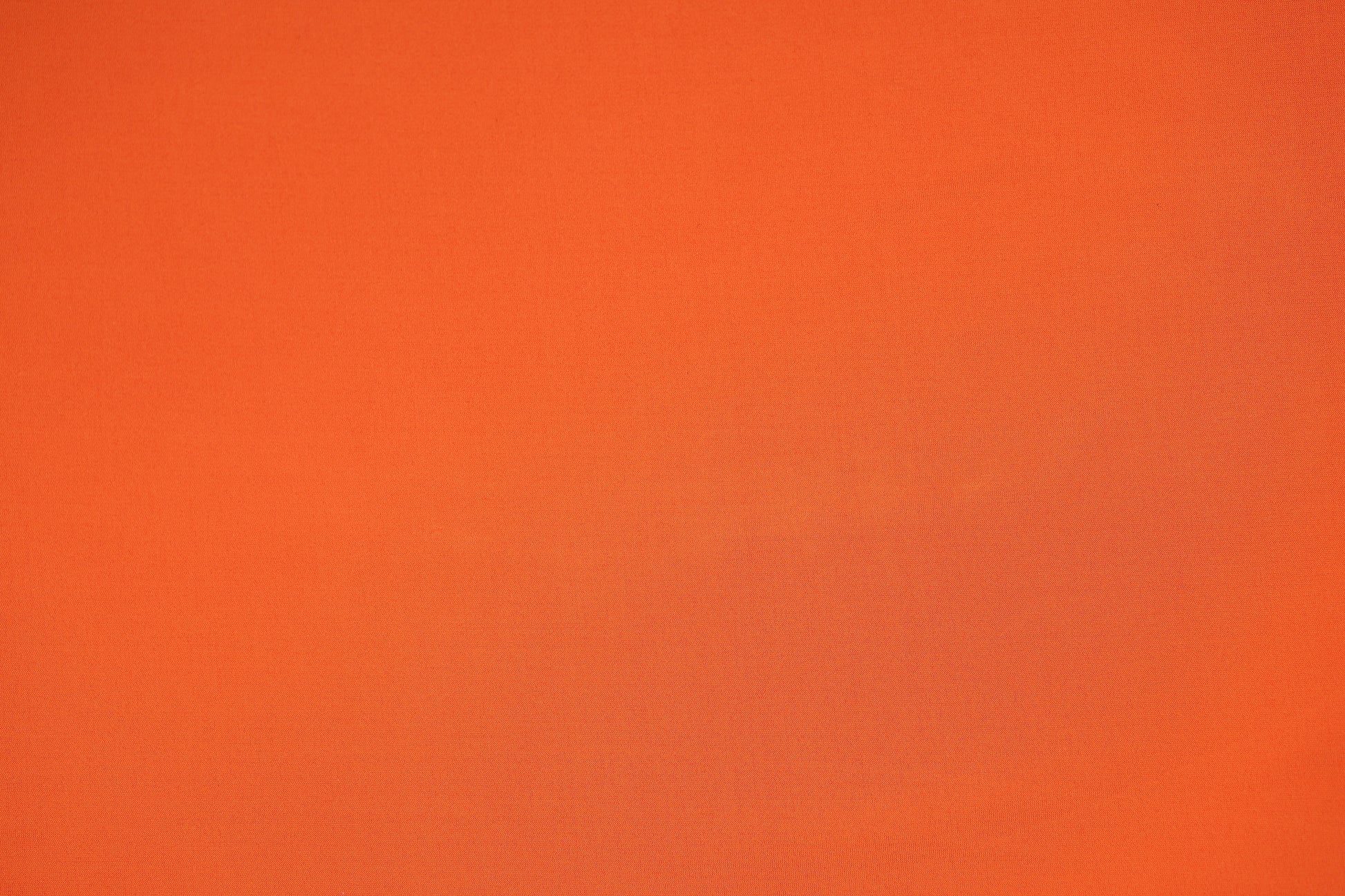 Weich fließender Jersey in der Farbe Mandarine, der die feine Textur zeigt