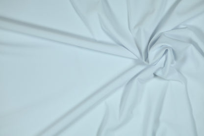 Dehnbarer Stoff in Eisblau, perfekt für Babykleidung und leichte Frühlingsmode