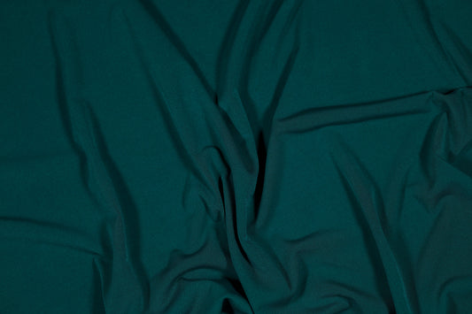 Eleganter Jerseystoff in tiefem Smaragdgrün, weich drapiert