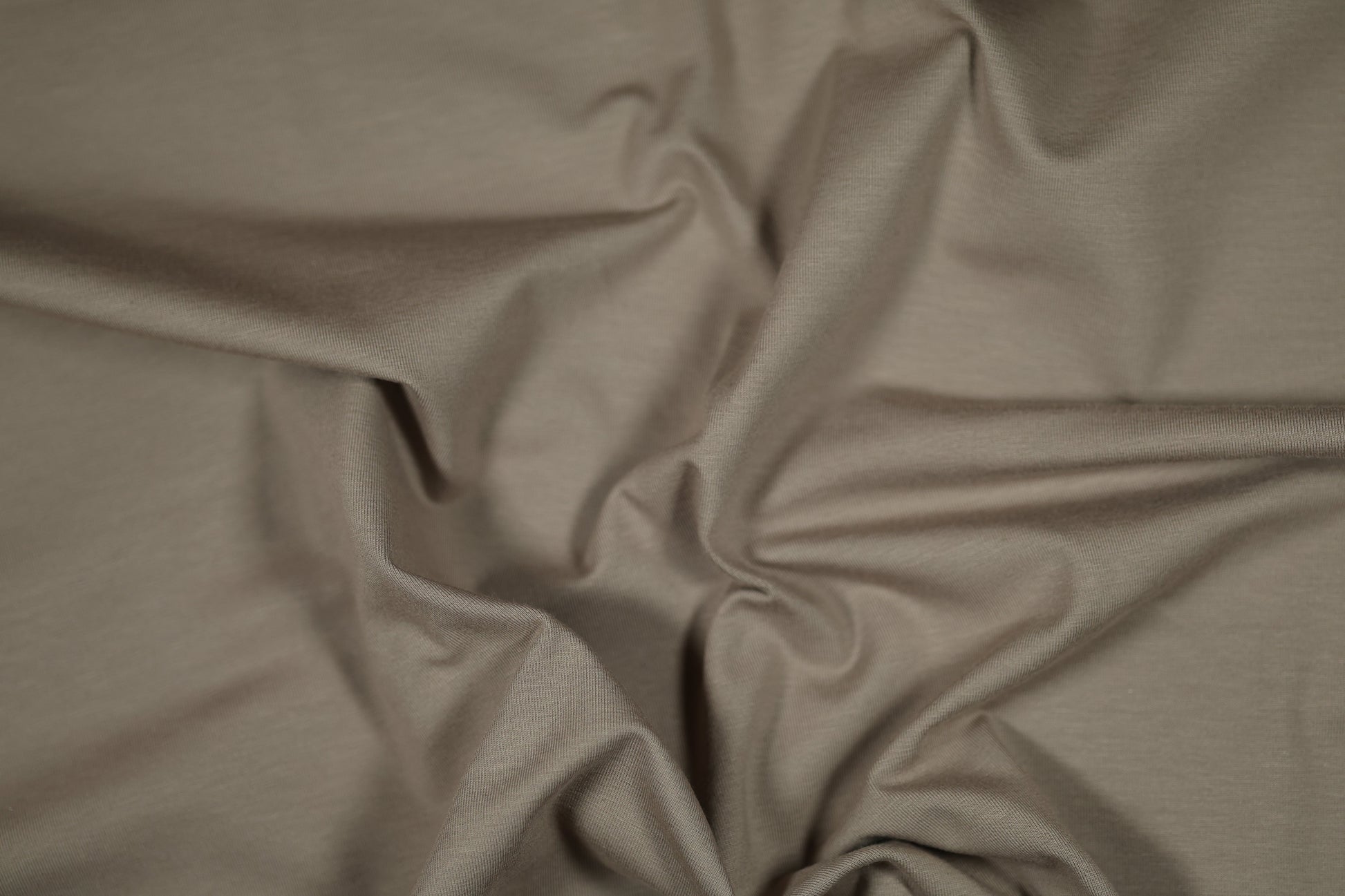 Baumwolljersey in Taupe – neutraler Stoff für moderne Mode