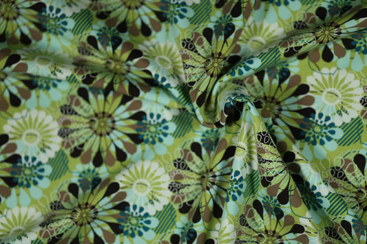 Retro-inspirierter Baumwollstoff mit Blumenmuster in Grüntönen.
