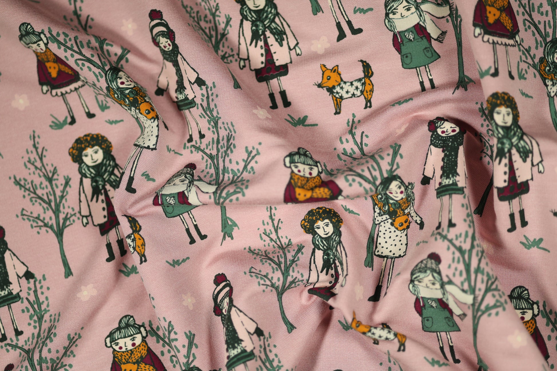 Baumwollstoff mit Mädchenmotiven auf rosa Hintergrund – verspielt & charmant.