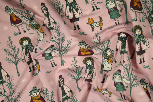Baumwollstoff mit Mädchenmotiven auf rosa Hintergrund – verspielt & charmant.