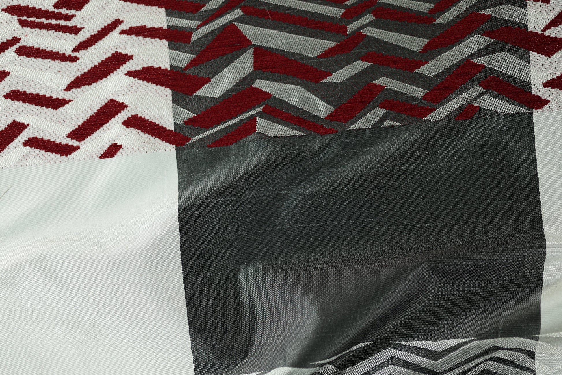 Patchwork-Vorhang mit roten und schwarzen Mustern – modern und lebendig