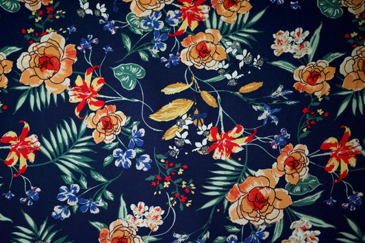 Leichter Sommerstoff mit floralen Mustern und Blättern