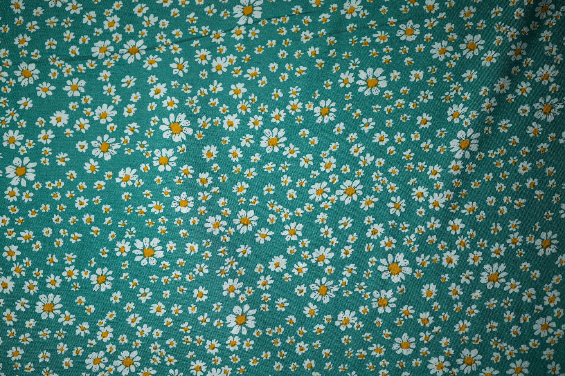 Viskosestoff – Gänseblümchen auf Mintgrün – Viskosestoff mit Blumenmuster, weich und fließend – Ideal für Sommerkleider