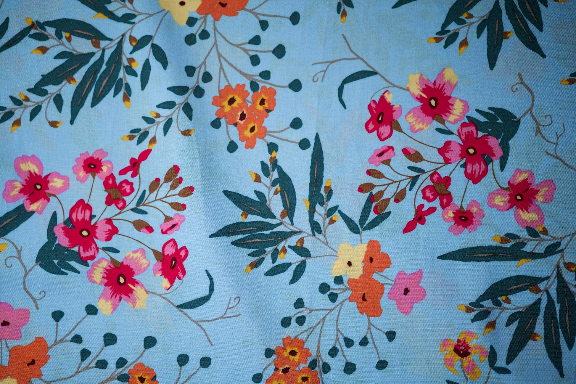 Viskosestoff – Bunte Blüten auf Hellblau – Viskosestoff mit Blumenmuster, weich und fließend – Ideal für Sommerkleider