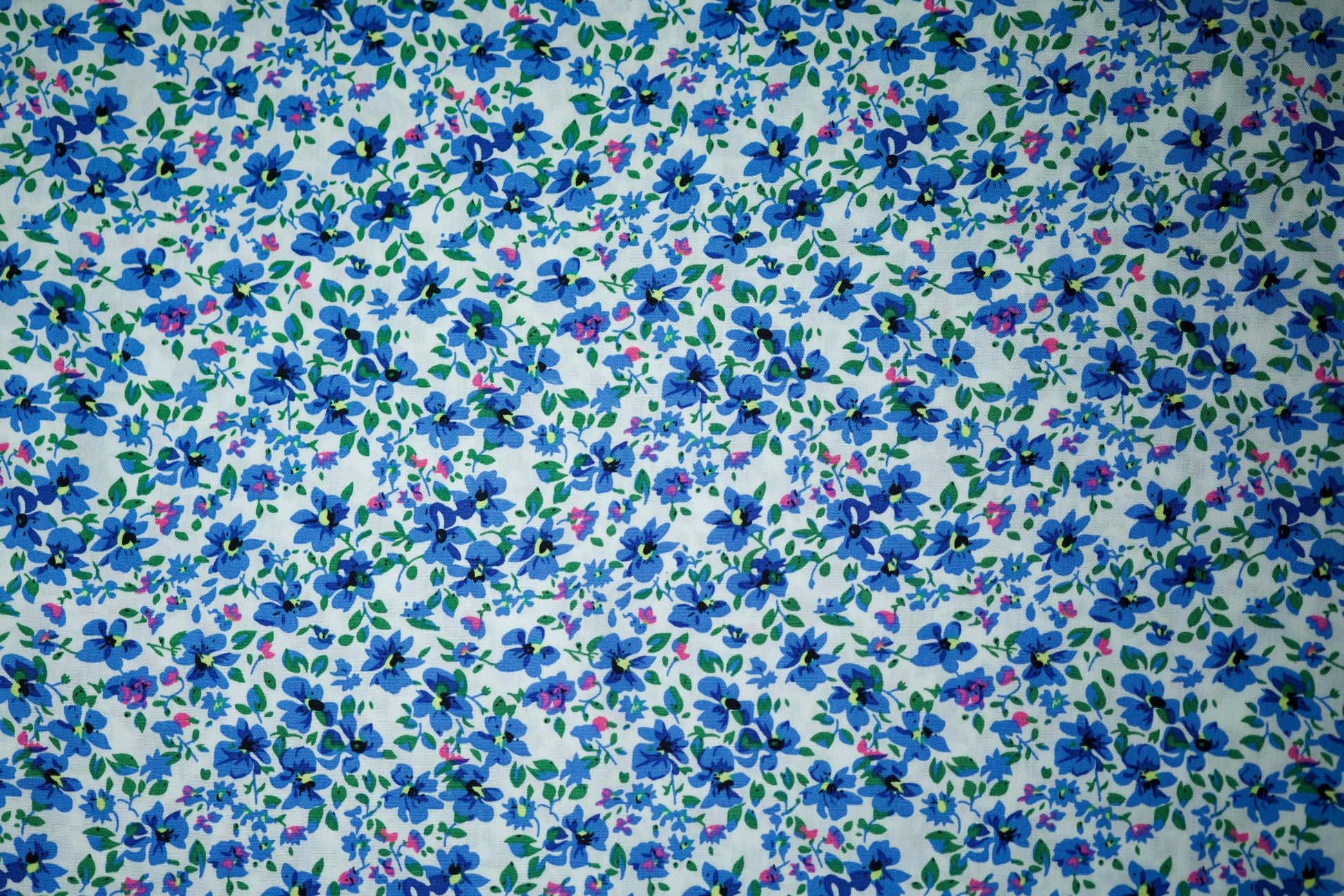 Viskosestoff – Blaue Blüten auf Weiß – Viskosestoff mit Blumenmuster, weich und fließend – Ideal für Sommerkleider