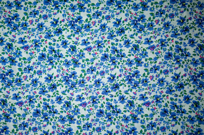 Viskosestoff – Blaue Blüten auf Weiß – Viskosestoff mit Blumenmuster, weich und fließend – Ideal für Sommerkleider