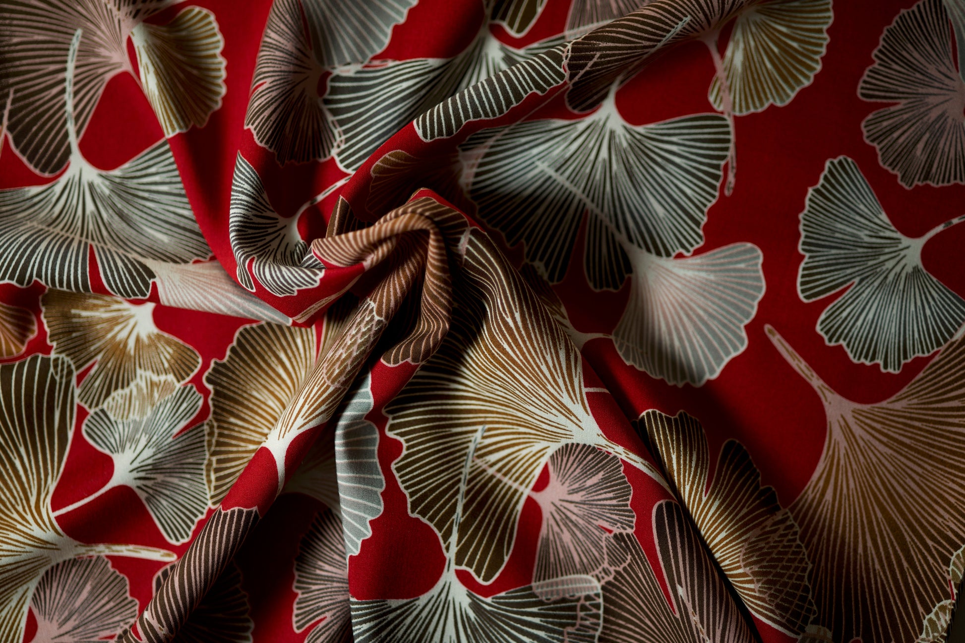 Leichter Viskosestoff mit Ginkgo Muster in Rot – ideal für Sommerkleider