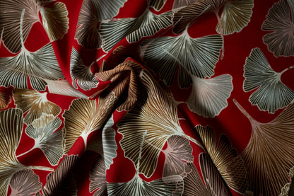 Leichter Viskosestoff mit Ginkgo Muster in Rot – ideal für Sommerkleider