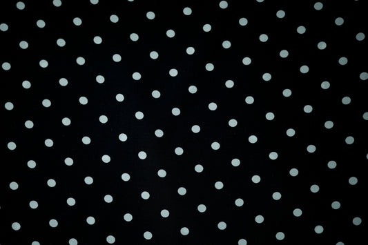 Leichter Viskosestoff mit Punkte in Schwarz (regelmäßig) – ideal für Sommerkleider