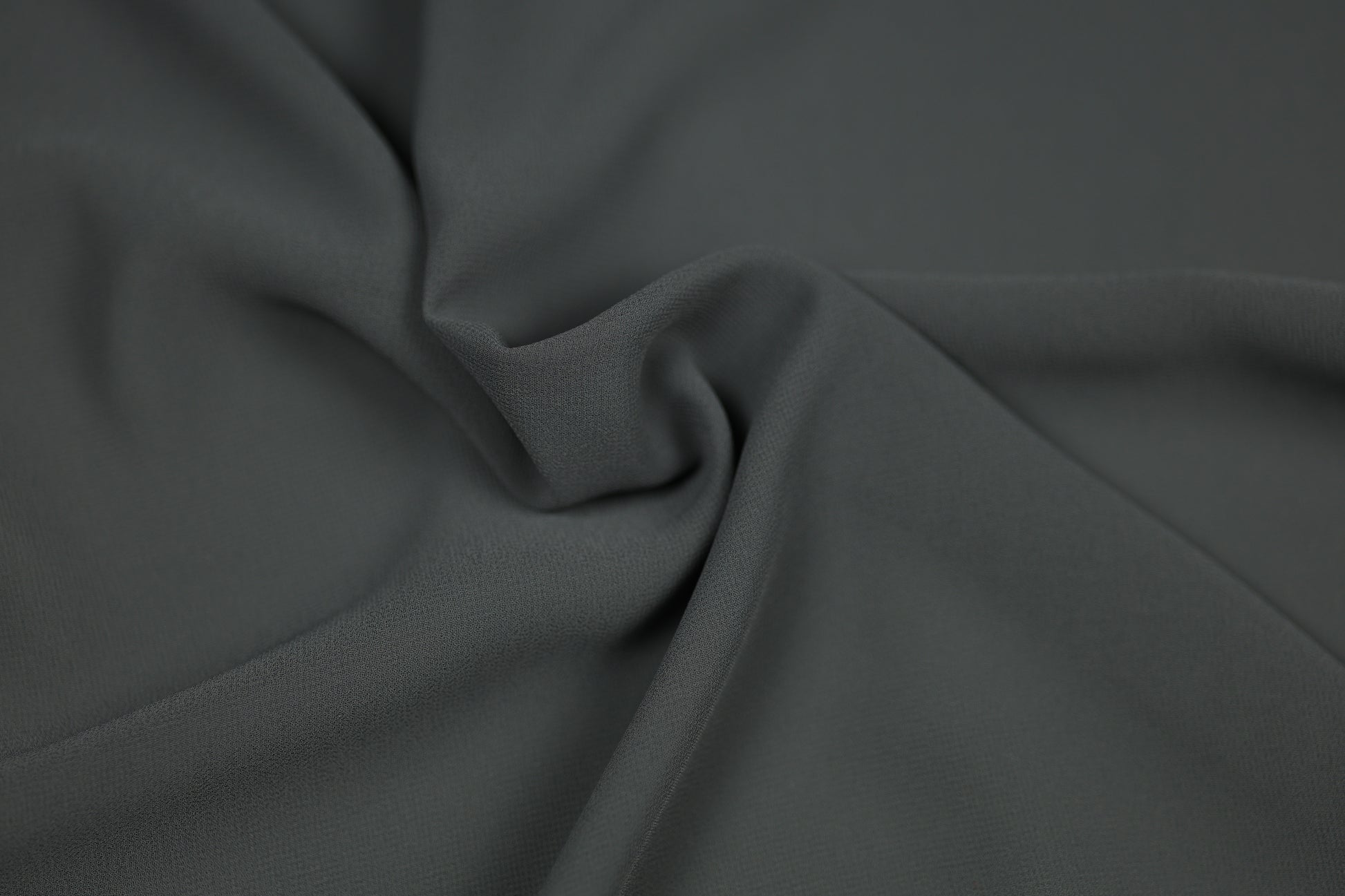 Fließender Georgette-Chiffon Stoff in Dunkelgrau mit matter Struktur und leicht transparentem Fall – ideal für Kleider, Blusen und elegante Dekorationen