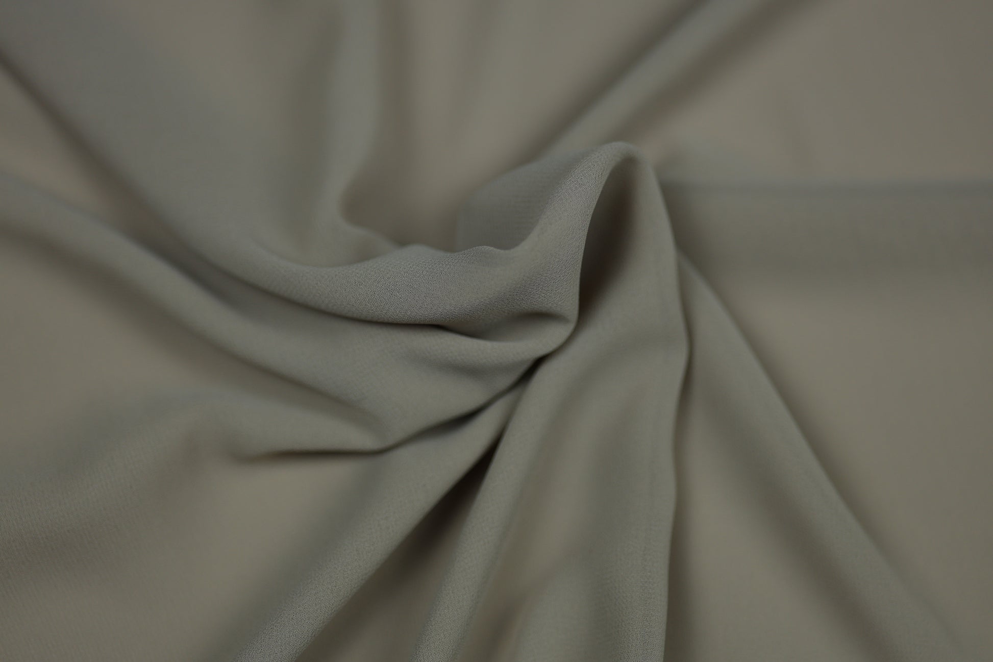 Fließender Chiffonstoff in Graugrün mit weichem Faltenwurf – ideal für Kleider und Blusen