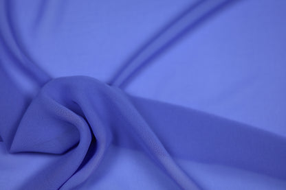 Fließender Chiffonstoff in Lavendelblau mit weichem Faltenwurf – ideal für Sommerkleider