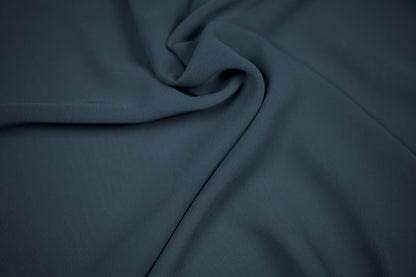 Fließender Chiffonstoff in Dunkelpetrol mit weichem Faltenwurf – ideal für Kleider und Blusen