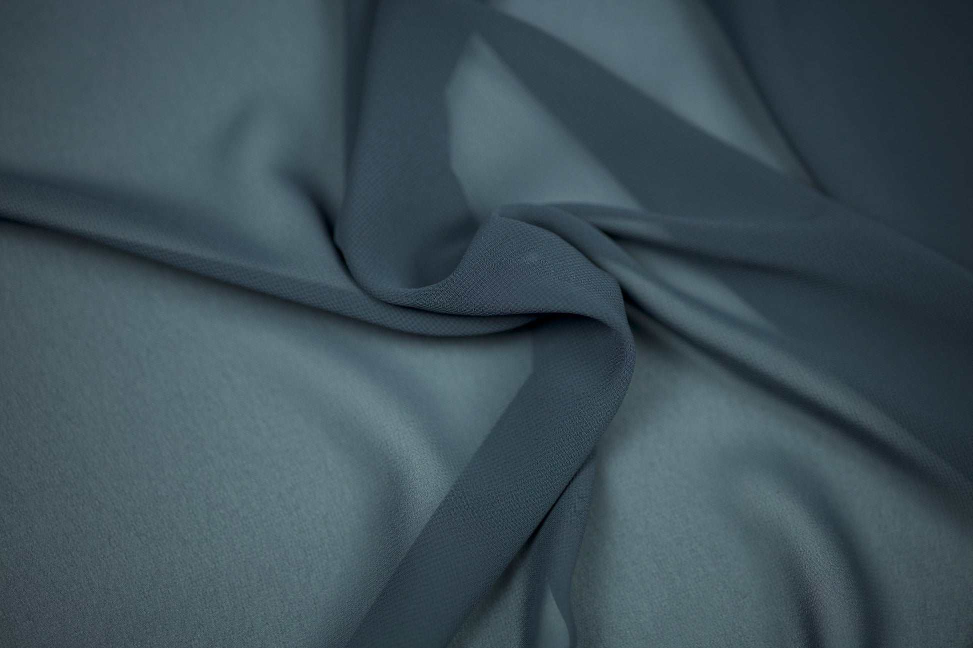Drapierter Chiffonstoff in tiefem Petrolton – weich, stilvoll und ideal für DIY-Nähprojekte
