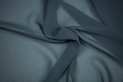 Drapierter Chiffonstoff in tiefem Petrolton – weich, stilvoll und ideal für DIY-Nähprojekte
