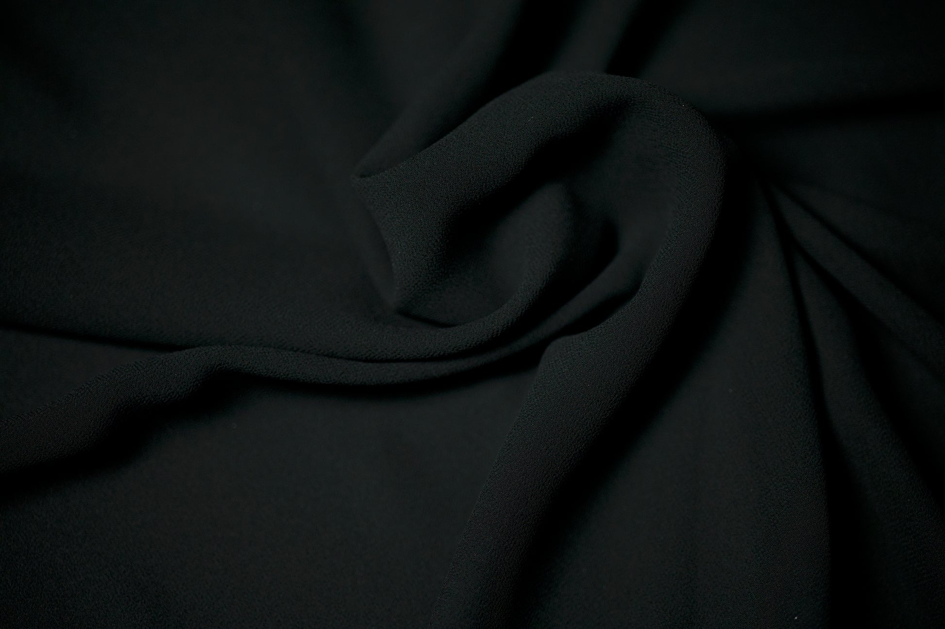 Schwarzer Jorjet-Chiffonstoff mit weich fließender Textur für elegante Mode