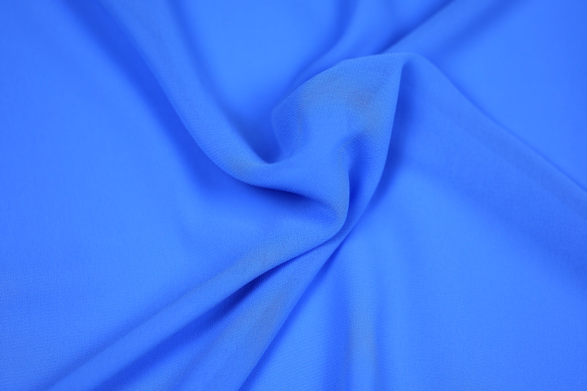 Fließender Chiffonstoff in Signalblau mit weichem Faltenwurf – ideal für Kleider und Blusen