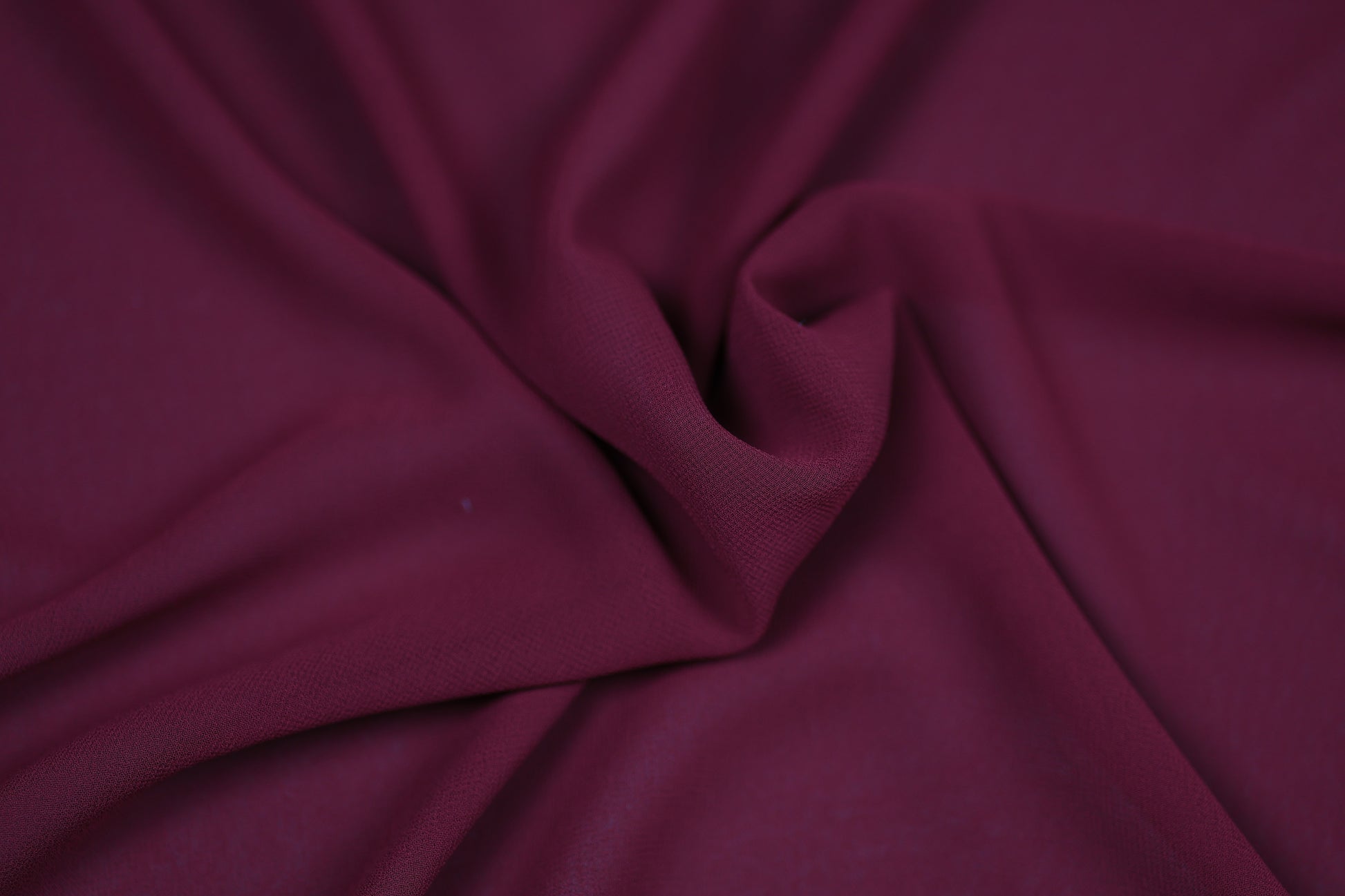 Fließender Chiffonstoff in Weinrot mit weichem Faltenwurf – ideal für Kleider und Blusen