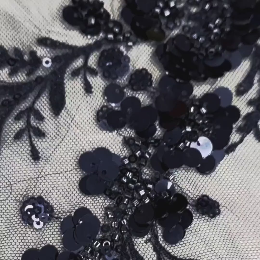 Produktvideo: Perlenspitze 3D-Blüten Marineblau – Perlen und Pailletten auf Tüll im Faltenwurf – Stoffeya
