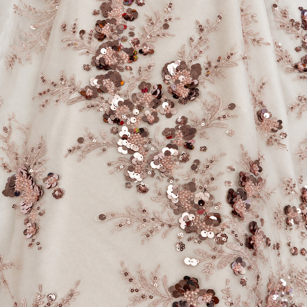 Perlenspitze Altrosa 3D-Blüten – Detail der Pailletten – Stoffeya