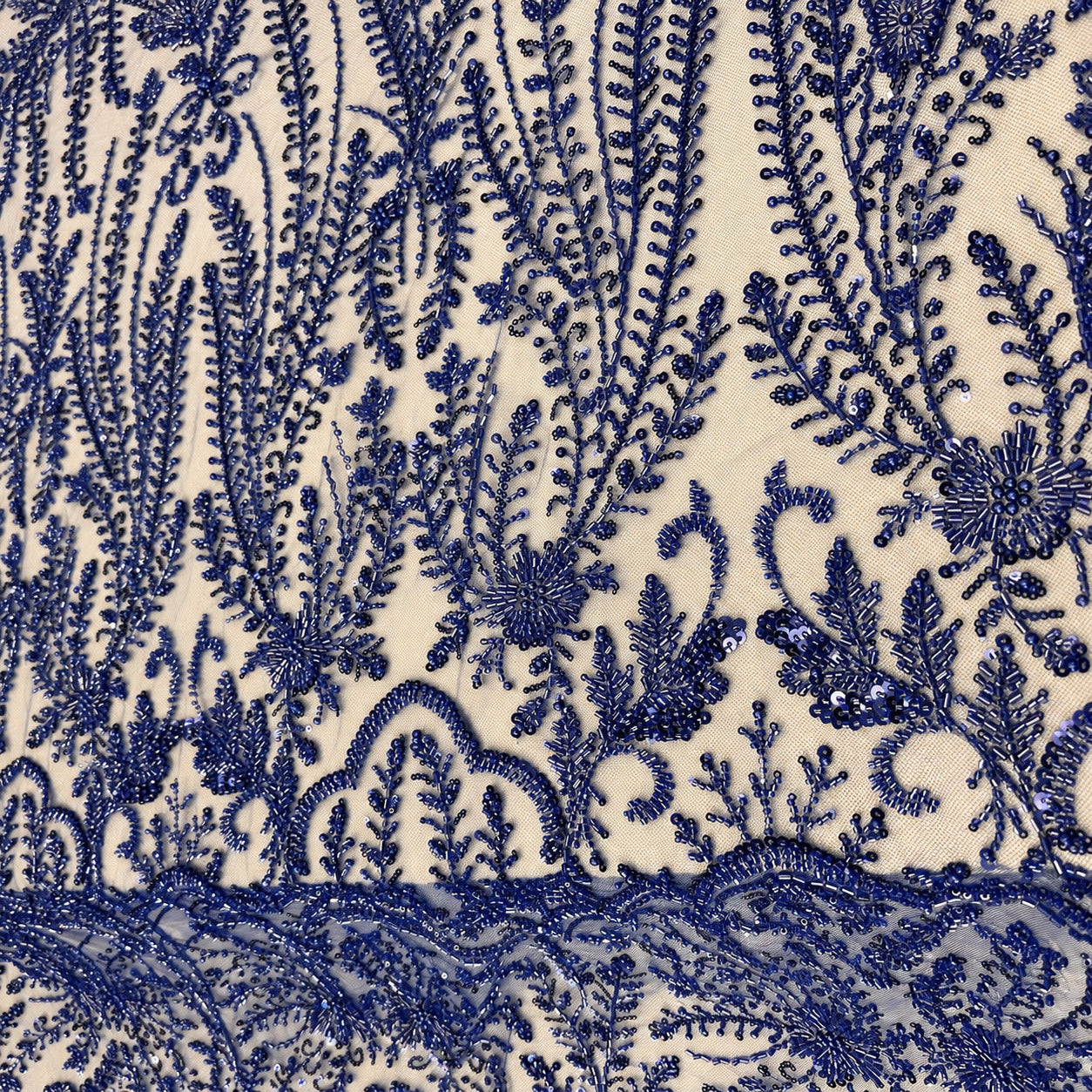 Perlenspitze Marineblau Damast – Stoff im Faltenwurf – Stoffeya