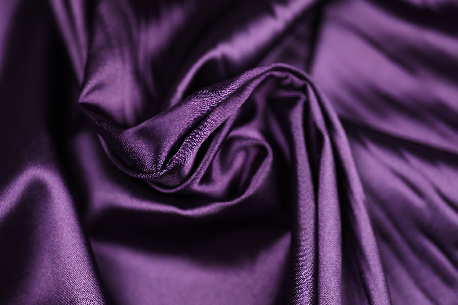 Satin Stoff in Lila Farbe glänzend – weicher Stoff ideal für elegante Kleider, Dekoration oder DIY-Nähprojekte