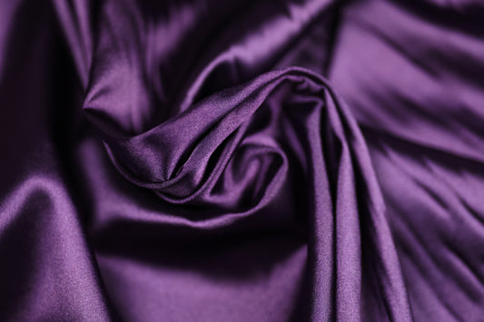 Satin Stoff in Lila Farbe glänzend – weicher Stoff ideal für elegante Kleider, Dekoration oder DIY-Nähprojekte