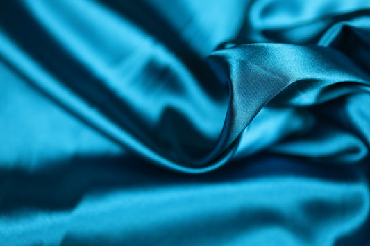 Satin Stoff in Türkisblau glänzend – strahlender Stoff für besondere Kleider, festliche Deko oder DIY-Projekte