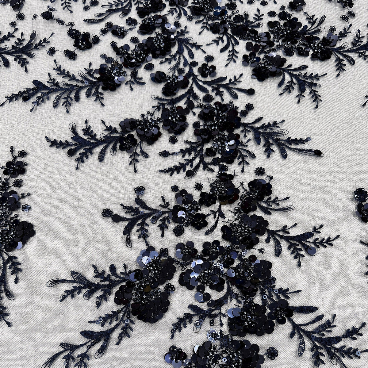 Perlenspitze Marineblau mit plastischen 3D-Blüten und Pailletten auf Tüll – Stoffeya