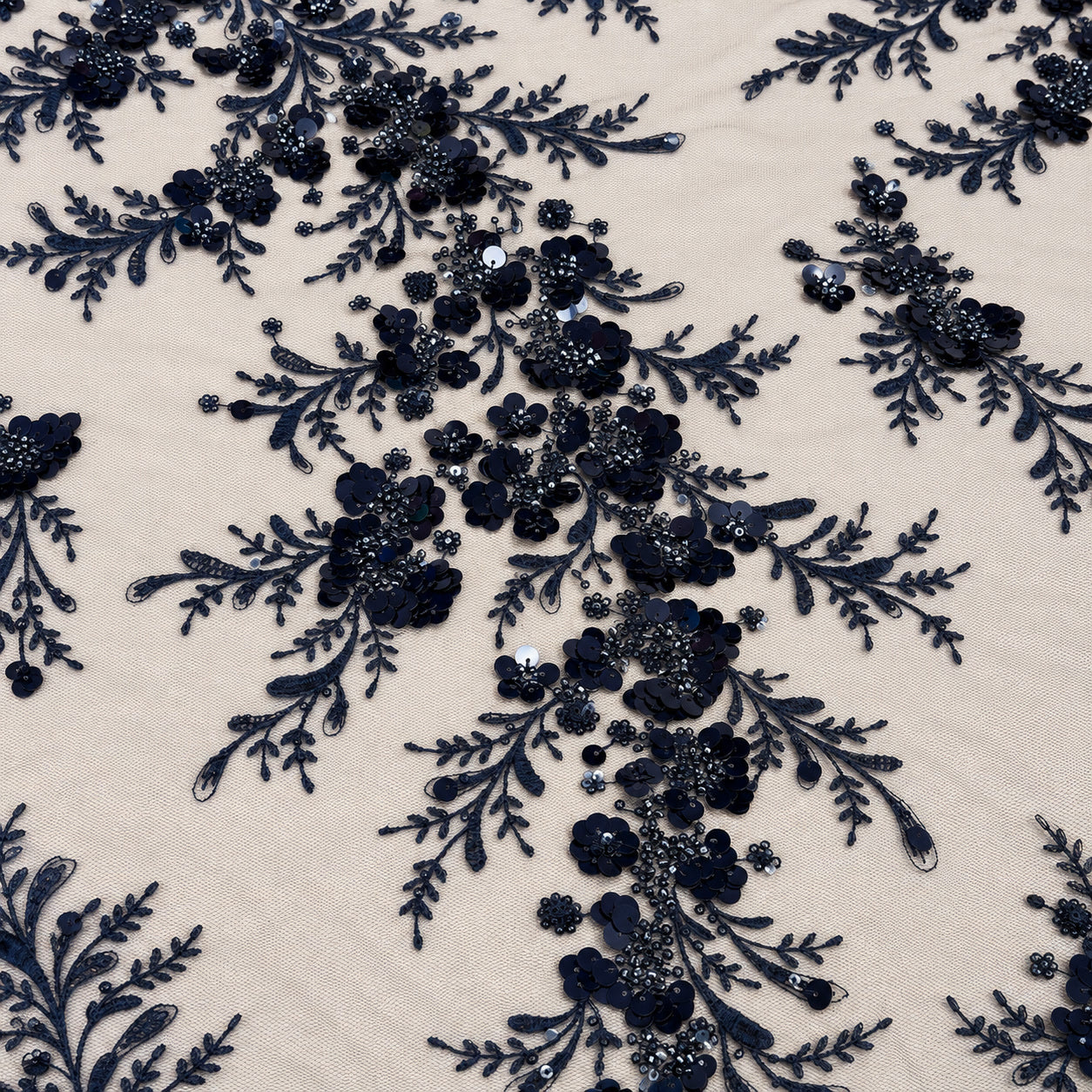 Perlenspitze Marineblau 3D-Blüten – Musterrapport auf Ivory-Tüll – Stoffeya