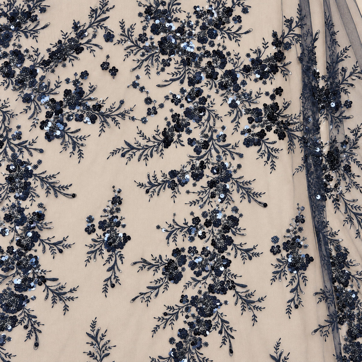 Perlenspitze Marineblau 3D-Blüten – Stoff im Faltenwurf – Stoffeya