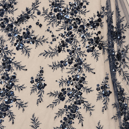 Perlenspitze Marineblau 3D-Blüten – Stoff im Faltenwurf – Stoffeya