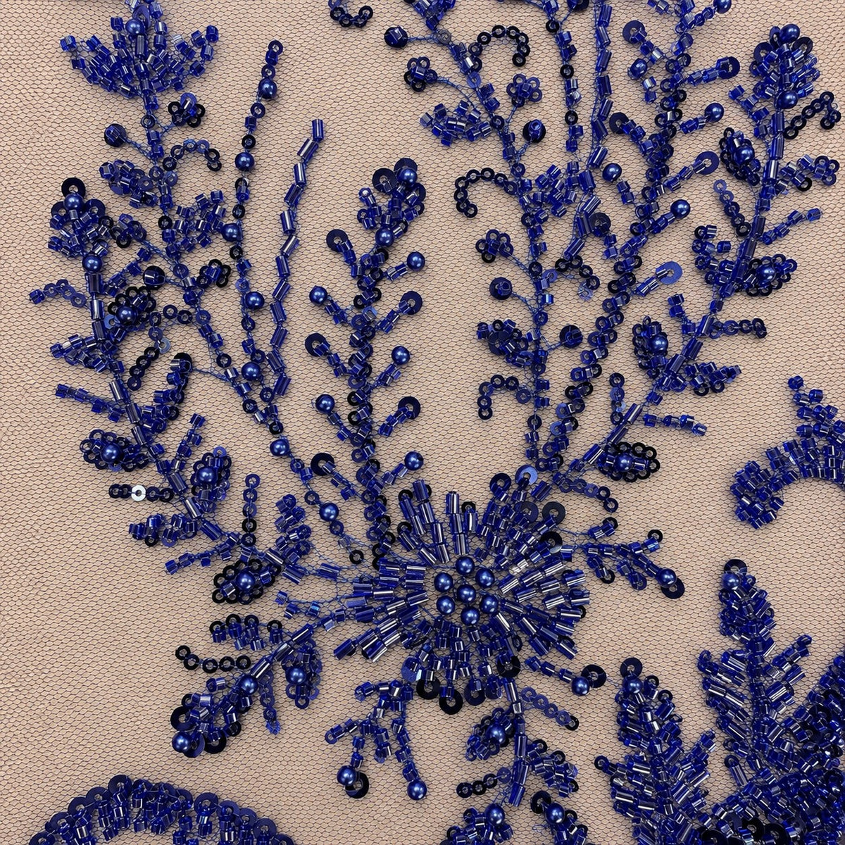 Perlenspitze Marineblau mit Damastmuster auf Nude-Tüll – Stoffeya